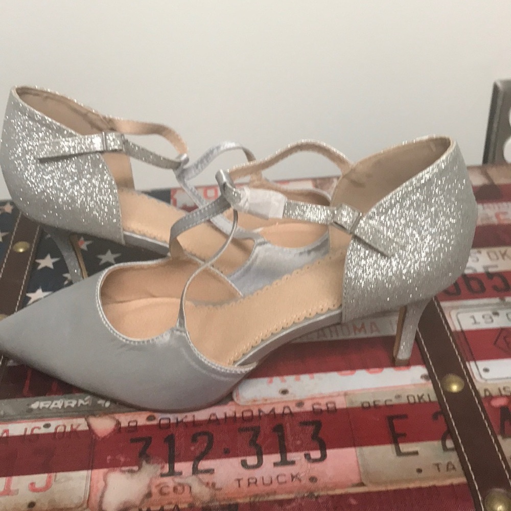 Journee‎ Collection T-Strap Kitten Heels Size 12 Silver Glitter Satin Pumps NWT